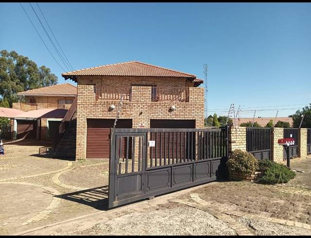 3 BEDROOM TOWNHOUSE FOR SALE IN GREENHILLS EXT 3